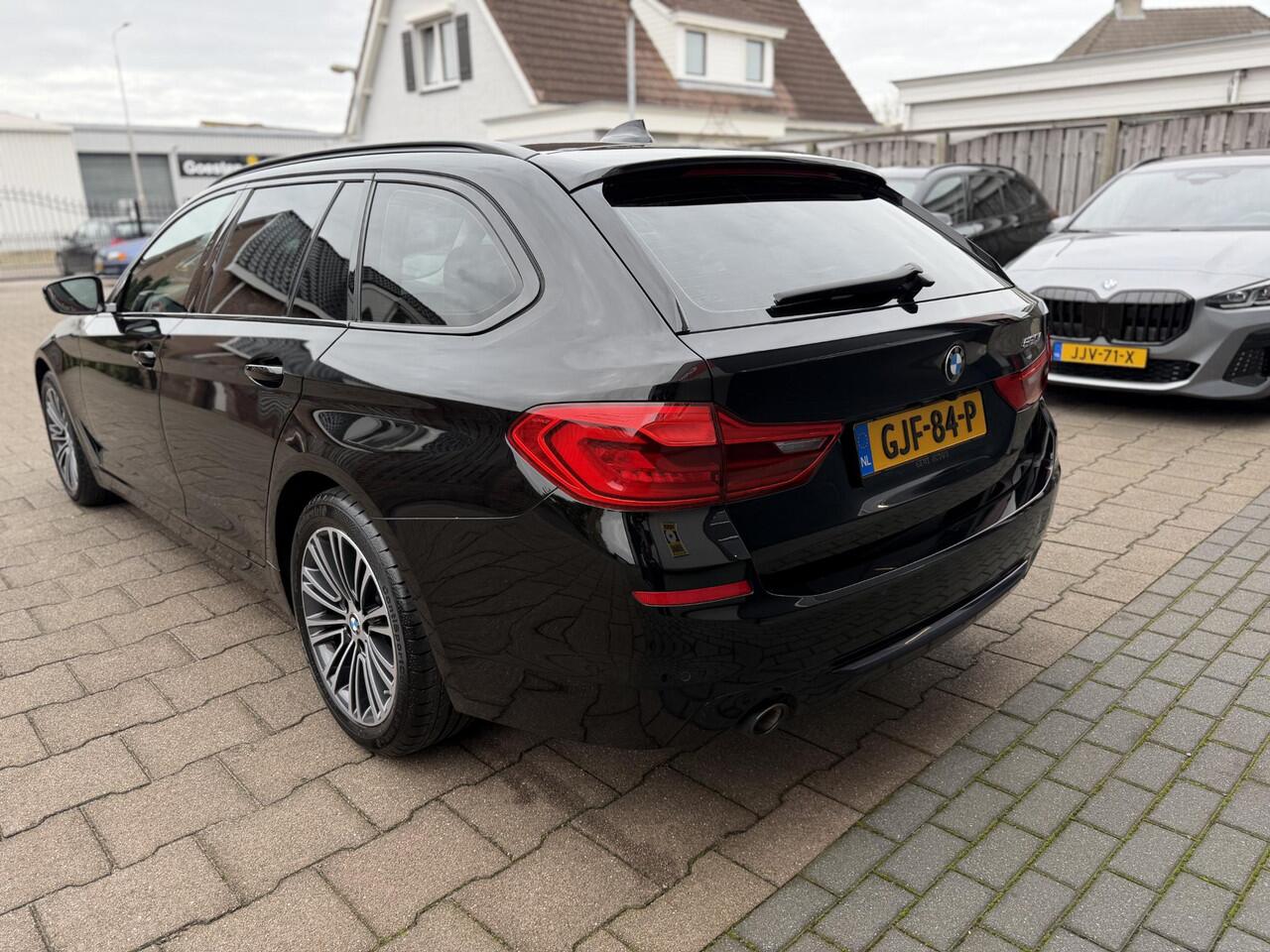 BMW 5-SERIE Touring 520i High Executive Alles zwart!