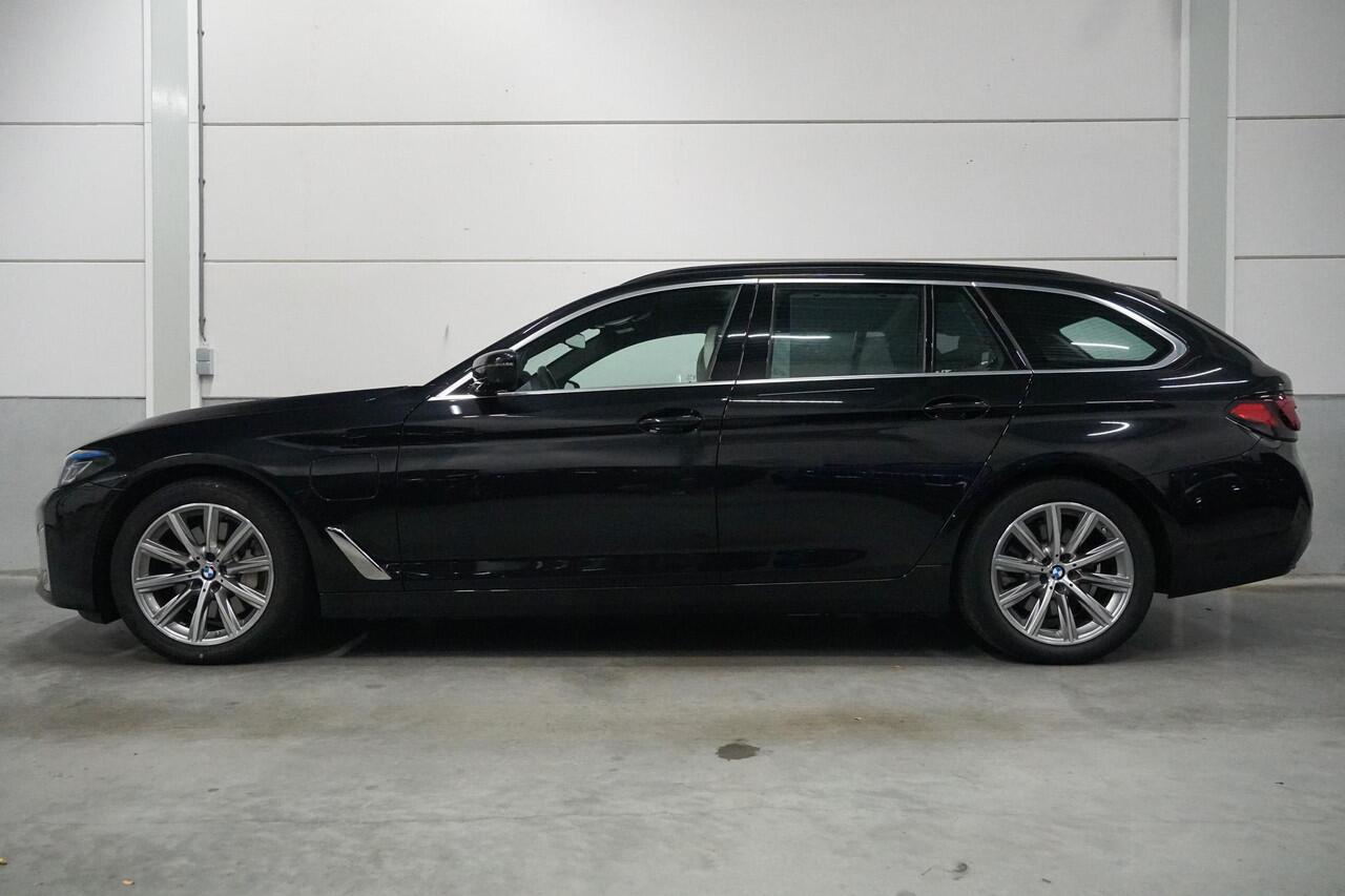 BMW 5-SERIE Touring 530e xDrive Panoramadak | TV | Massage | CoPilot | Harman Kardon