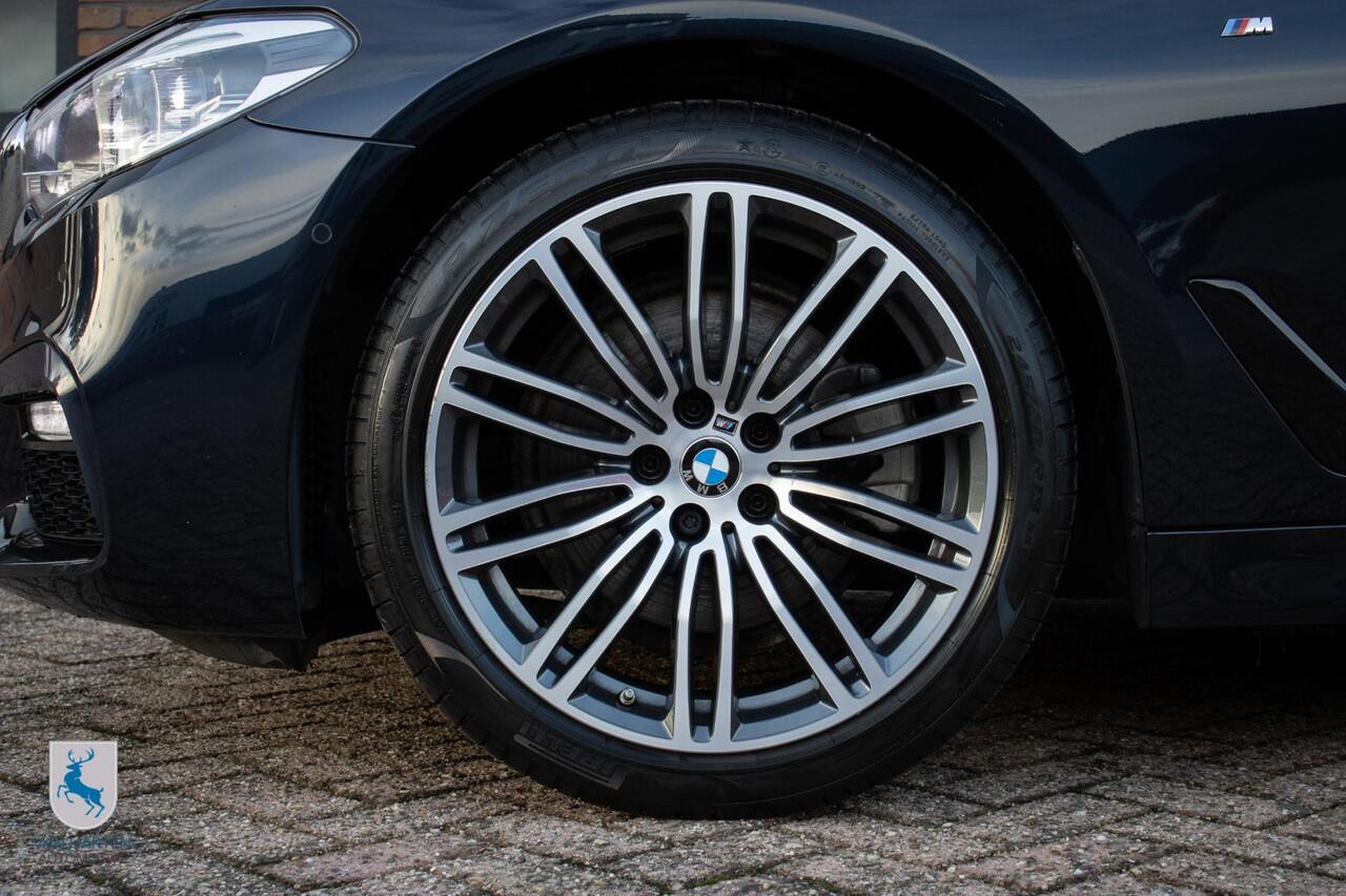 BMW 5-SERIE 520i High Executive Edition M-sport / Carbonzwart