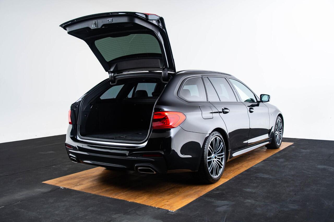 BMW 5-SERIE Touring 520i High Executive Edition M Sport - Panoramadak - Head up - Parking/Driving Assistant - Active Protection - Comfortstoelen - Elektrisch verwarmde voorstoelen - HiFi - M Sportonderstel -