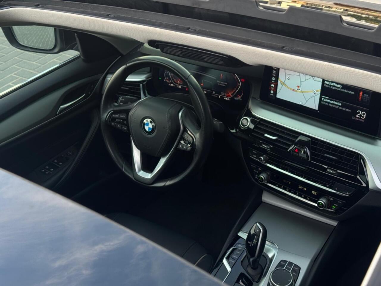 BMW 5-SERIE 520i High Exe m2021 FULL SCHUIFDAK NAVI CAMERA SPORTVELGEN