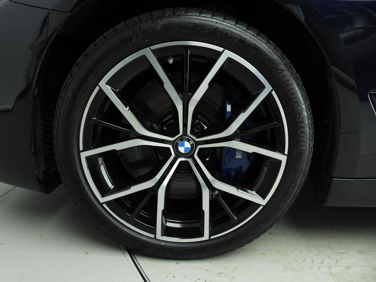 BMW 5-SERIE Touring 540d xDrive M-Sportpakket / Trekhaak / Panoramadak / Standkachel / Harman-Kardon / Head-up / Active cruise / Alu wielen 19 inch