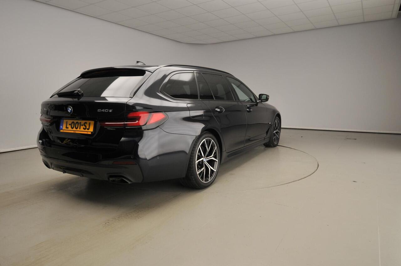 BMW 5-SERIE Touring 540d xDrive M-Sportpakket / Trekhaak / Panoramadak / Standkachel / Harman-Kardon / Head-up / Active cruise / Alu wielen 19 inch