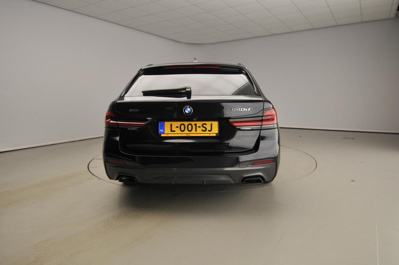 BMW 5-SERIE Touring 540d xDrive M-Sportpakket / Trekhaak / Panoramadak / Standkachel / Harman-Kardon / Head-up / Active cruise / Alu wielen 19 inch
