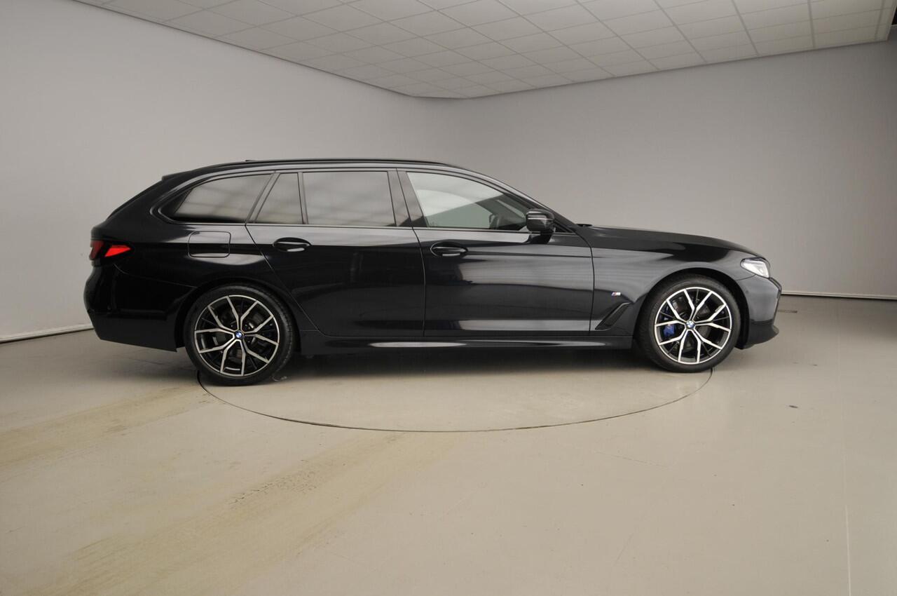 BMW 5-SERIE Touring 540d xDrive M-Sportpakket / Trekhaak / Panoramadak / Standkachel / Harman-Kardon / Head-up / Active cruise / Alu wielen 19 inch