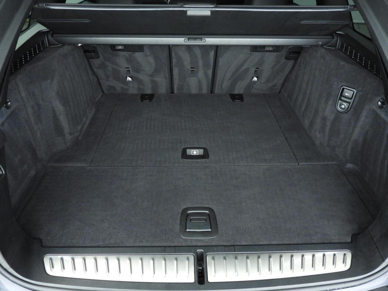 BMW 5-SERIE Touring 540d xDrive M-Sportpakket / Trekhaak / Panoramadak / Standkachel / Harman-Kardon / Head-up / Active cruise / Alu wielen 19 inch