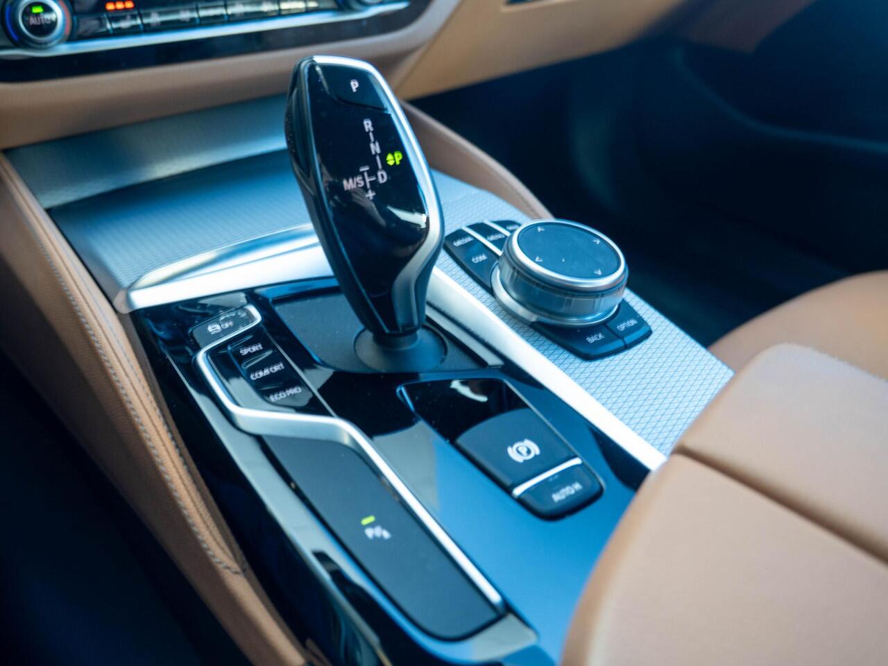 BMW 5-SERIE Sedan 520i | High Executive | M Sportpakket | Stoelverwarming | BMW Laserlicht | PDC | Trekhaak