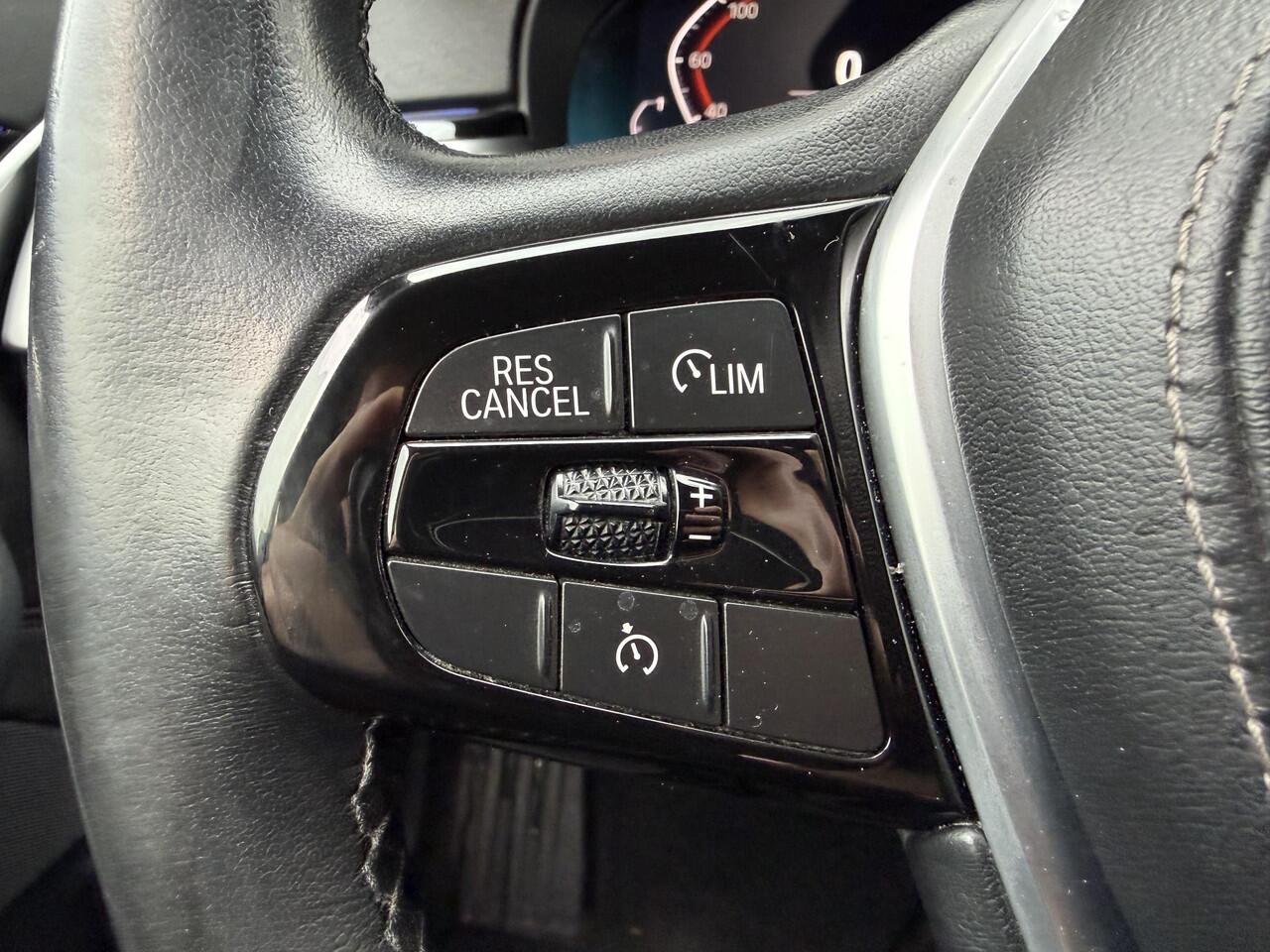 BMW 5-SERIE 520i Executive Edition | Navigatie | Lederen Bekleding | 18 Inch Lichtmetalen Velgen | Cruise Control |