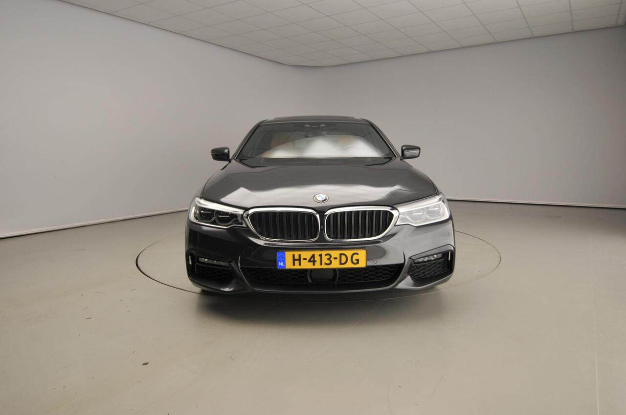 BMW 5-SERIE Sedan 540i | M-Sportpakket | LED | Leder | Navigatie | Active cruise | Trekhaak | Schuifdak | Comfortzetels | DAB | Alu 19 inch