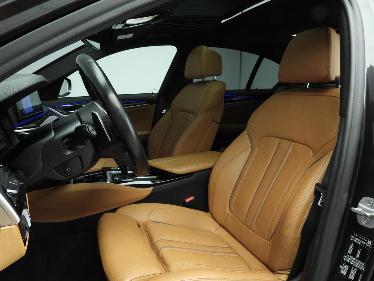 BMW 5-SERIE Sedan 540i | M-Sportpakket | LED | Leder | Navigatie | Active cruise | Trekhaak | Schuifdak | Comfortzetels | DAB | Alu 19 inch