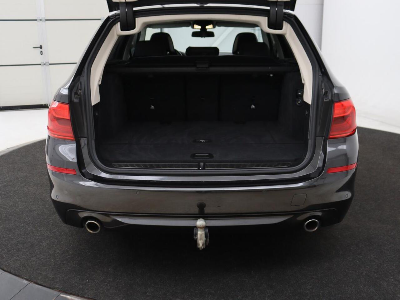 BMW 5-SERIE 520i High Executive | Panoramadak | Leder | Trekhaak | Stoelverwarming | Camera | Live Cockpit | Park Assist | Carplay | Full LED | Navigatie | Climate control | Cruise control