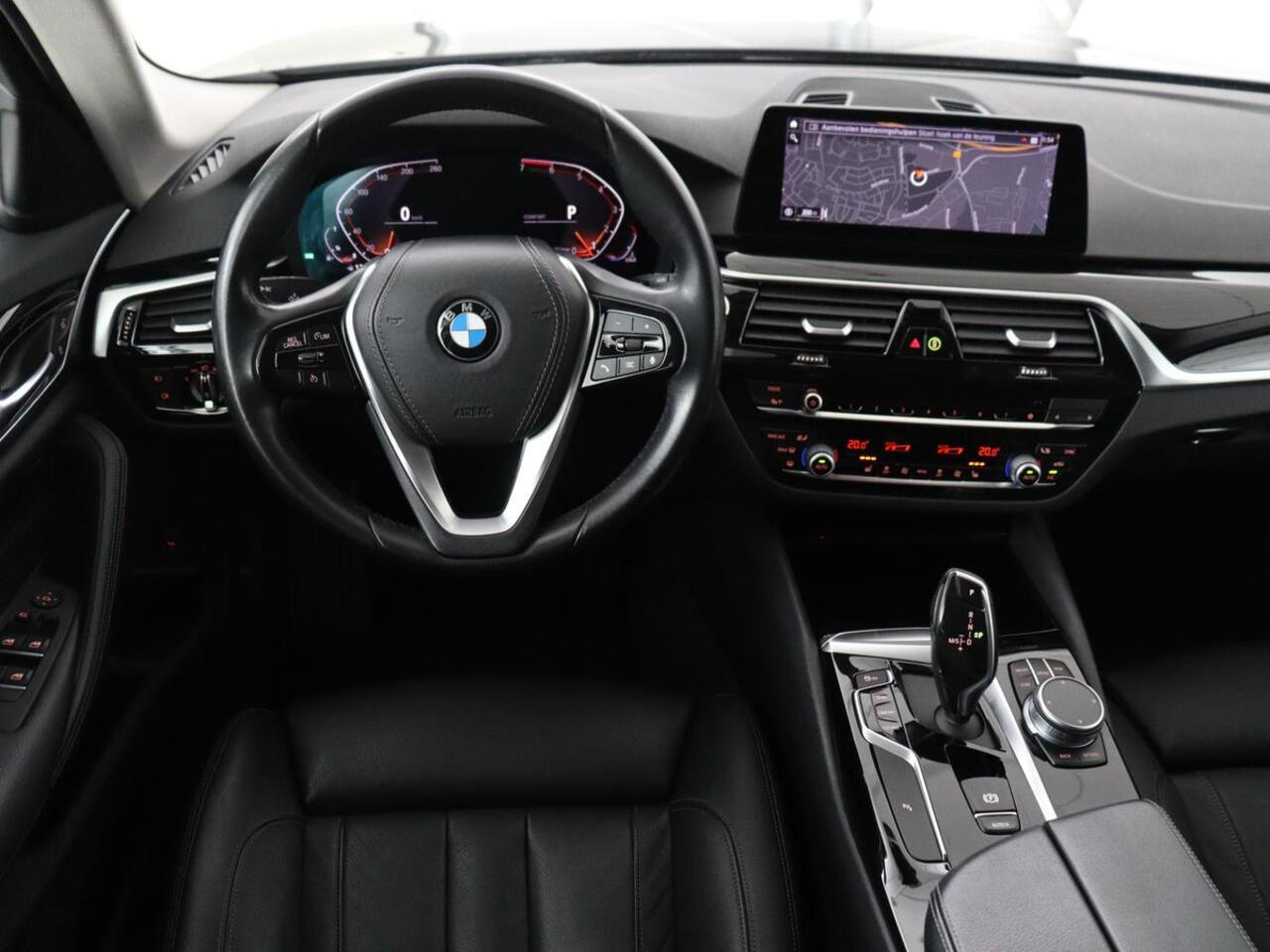 BMW 5-SERIE 520i High Executive | Panoramadak | Leder | Trekhaak | Stoelverwarming | Camera | Live Cockpit | Park Assist | Carplay | Full LED | Navigatie | Climate control | Cruise control