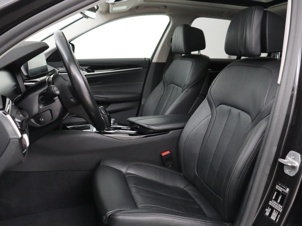 BMW 5-SERIE 520i High Executive | Panoramadak | Leder | Trekhaak | Stoelverwarming | Camera | Live Cockpit | Park Assist | Carplay | Full LED | Navigatie | Climate control | Cruise control