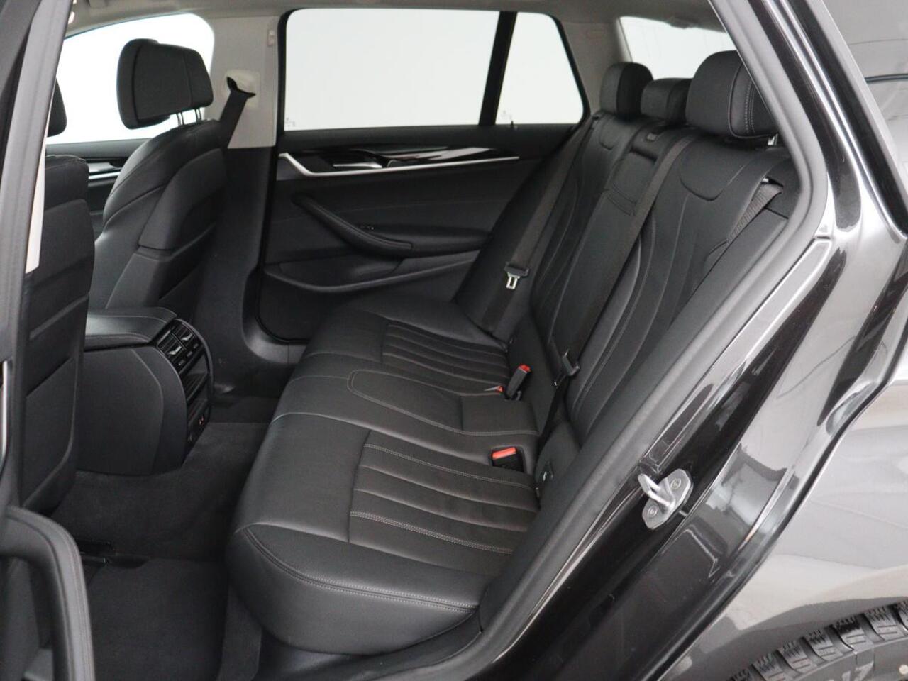 BMW 5-SERIE 520i High Executive | Panoramadak | Leder | Trekhaak | Stoelverwarming | Camera | Live Cockpit | Park Assist | Carplay | Full LED | Navigatie | Climate control | Cruise control