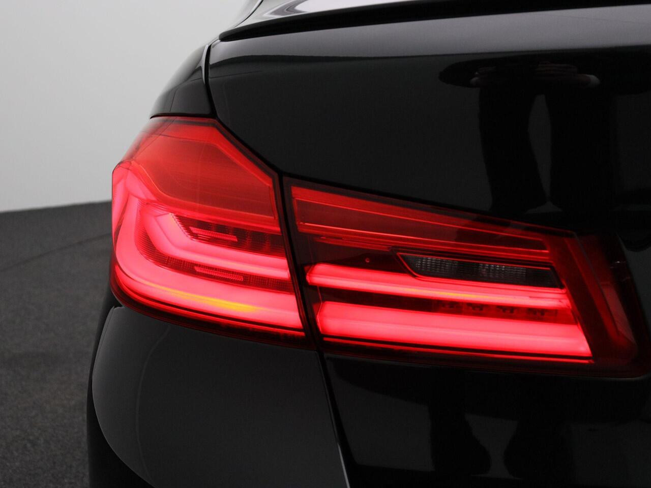 BMW 5-SERIE Sedan 530e High Executive | M Sportpakket | Soft Close | Comfort Access | Trekhaak | Stoelventilatie | Comfortstoelen | Head Up Display | Harman Kardon | 19''