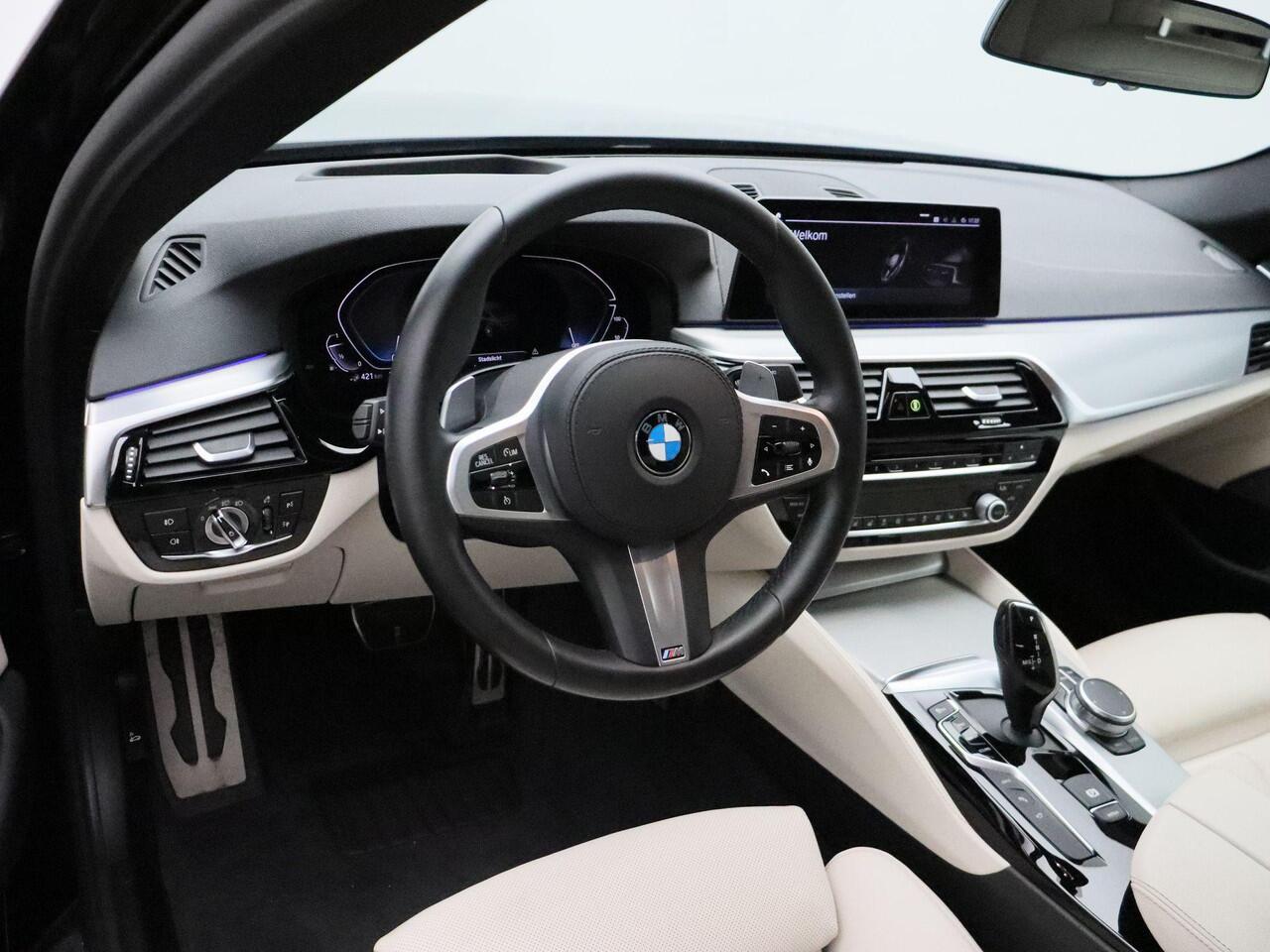 BMW 5-SERIE Sedan 530e High Executive | M Sportpakket | Soft Close | Comfort Access | Trekhaak | Stoelventilatie | Comfortstoelen | Head Up Display | Harman Kardon | 19''