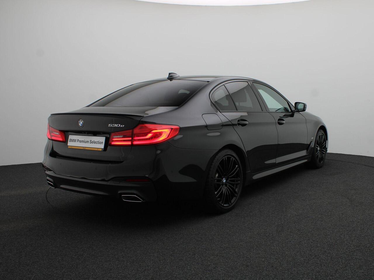 BMW 5-SERIE Sedan 530e High Executive | M Sportpakket | Soft Close | Comfort Access | Trekhaak | Stoelventilatie | Comfortstoelen | Head Up Display | Harman Kardon | 19''