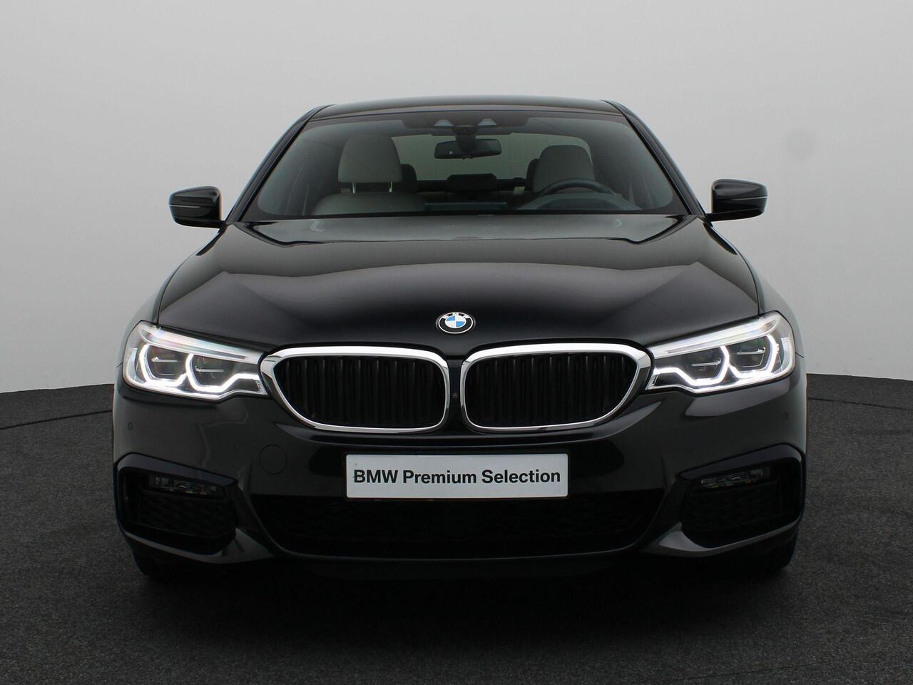 BMW 5-SERIE Sedan 530e High Executive | M Sportpakket | Soft Close | Comfort Access | Trekhaak | Stoelventilatie | Comfortstoelen | Head Up Display | Harman Kardon | 19''