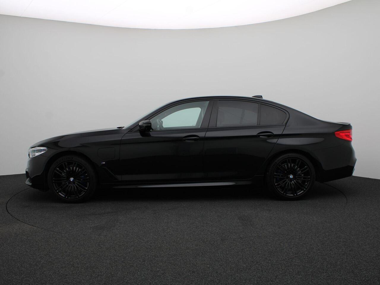 BMW 5-SERIE Sedan 530e High Executive | M Sportpakket | Soft Close | Comfort Access | Trekhaak | Stoelventilatie | Comfortstoelen | Head Up Display | Harman Kardon | 19''