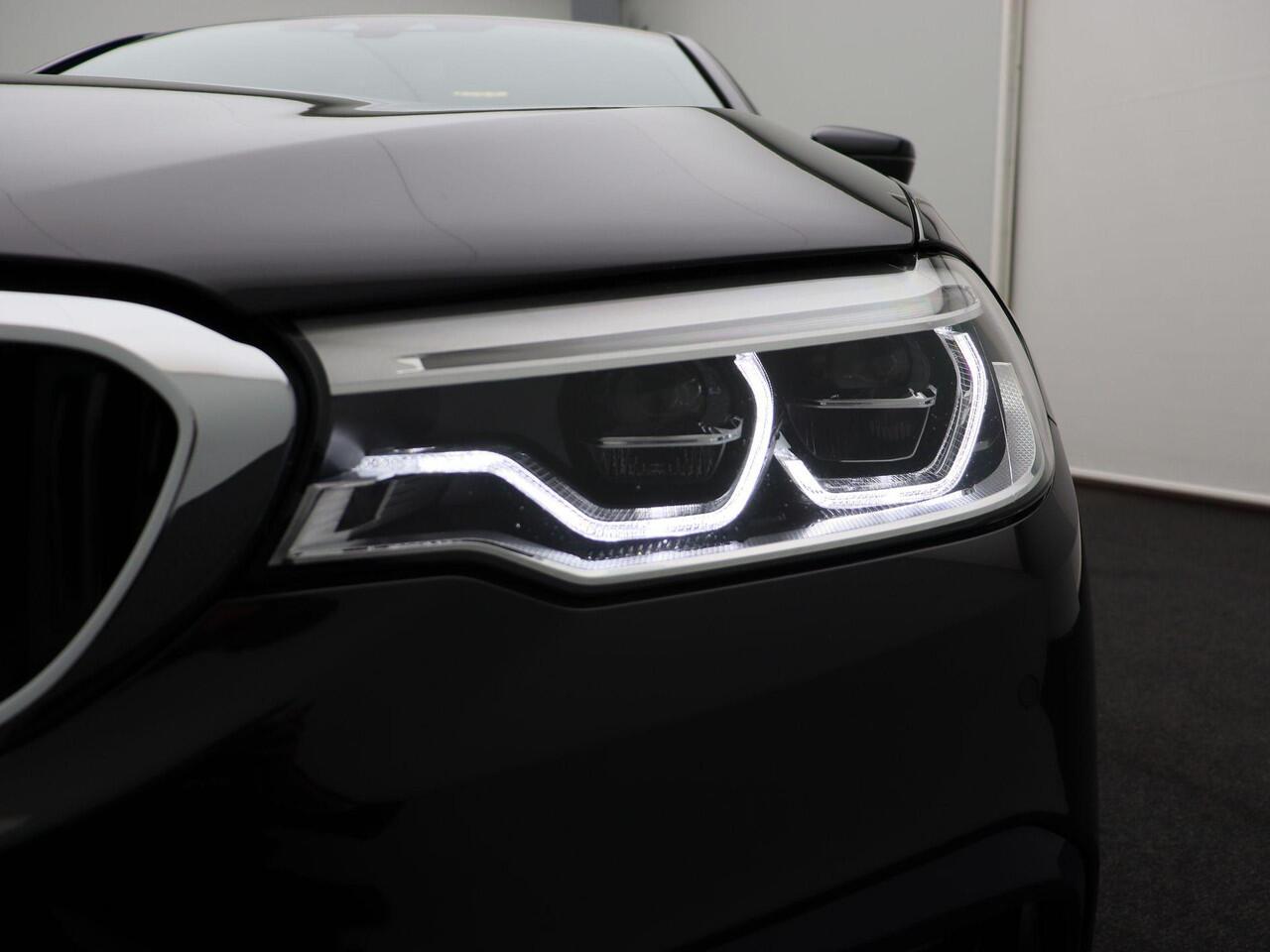 BMW 5-SERIE Sedan 530e High Executive | M Sportpakket | Soft Close | Comfort Access | Trekhaak | Stoelventilatie | Comfortstoelen | Head Up Display | Harman Kardon | 19''