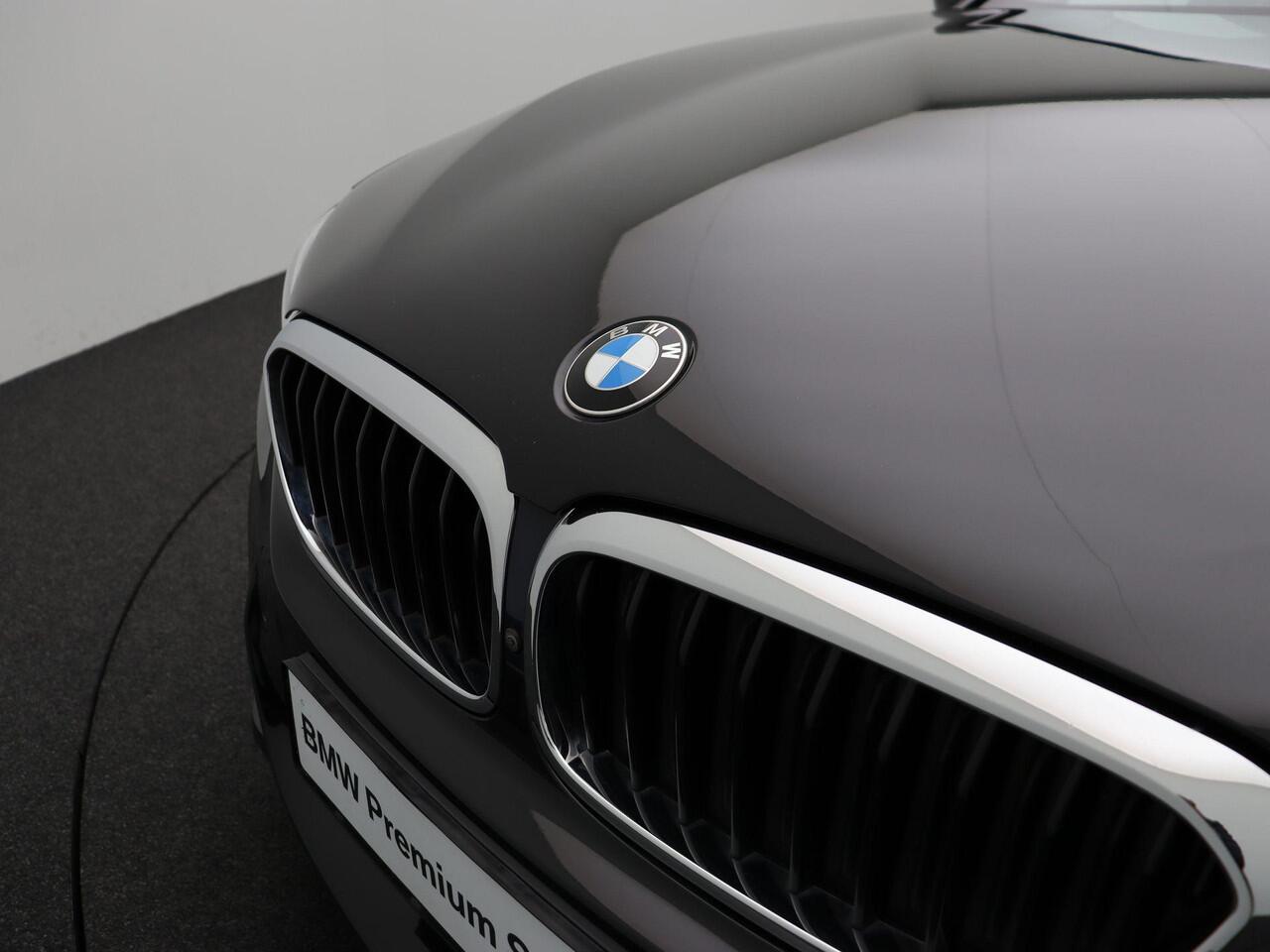 BMW 5-SERIE Sedan 530e High Executive | M Sportpakket | Soft Close | Comfort Access | Trekhaak | Stoelventilatie | Comfortstoelen | Head Up Display | Harman Kardon | 19''