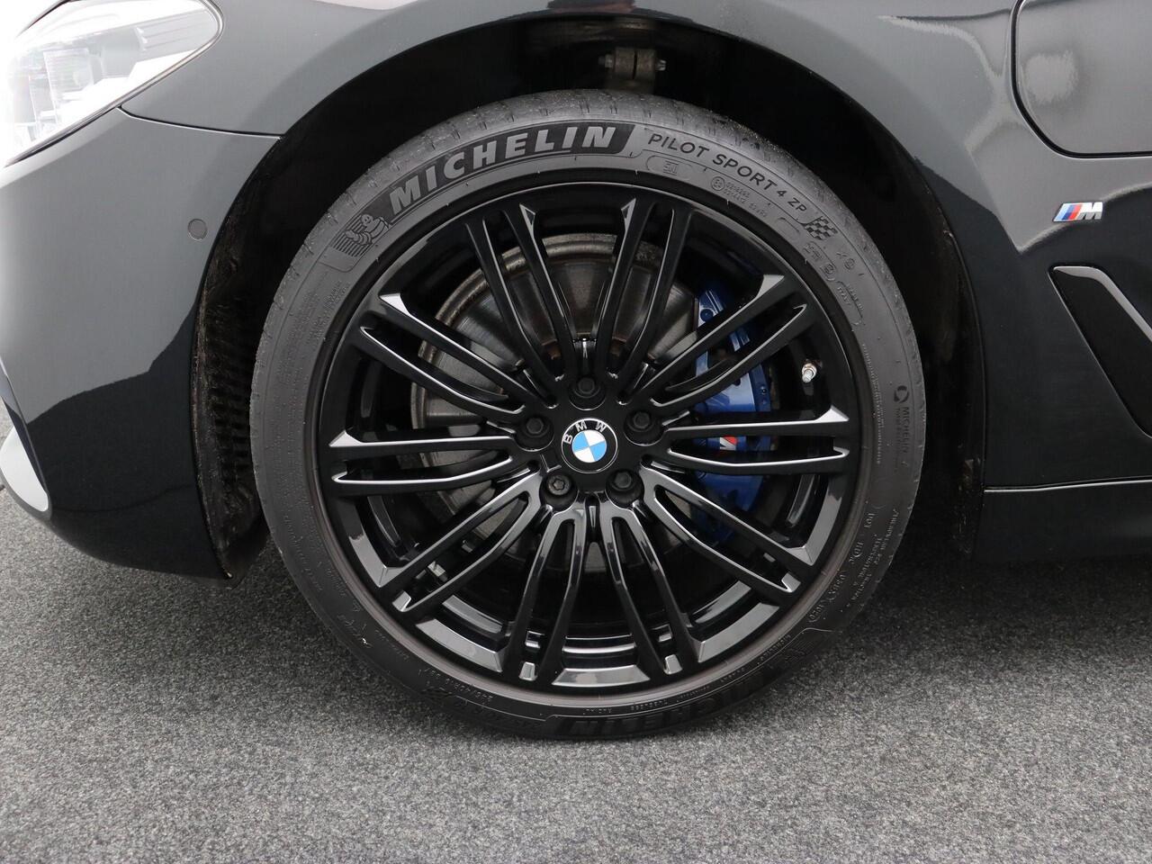 BMW 5-SERIE Sedan 530e High Executive | M Sportpakket | Soft Close | Comfort Access | Trekhaak | Stoelventilatie | Comfortstoelen | Head Up Display | Harman Kardon | 19''