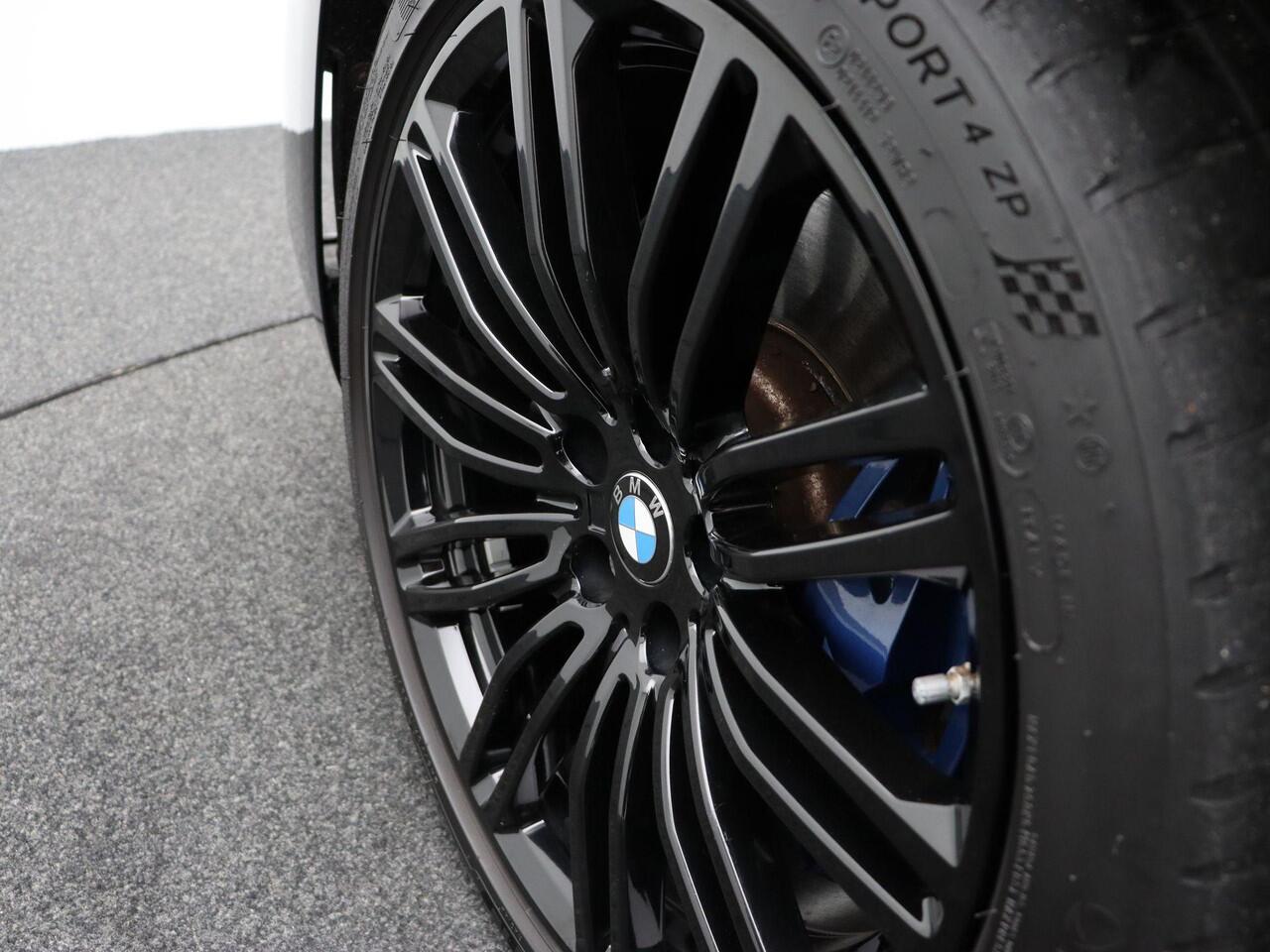 BMW 5-SERIE Sedan 530e High Executive | M Sportpakket | Soft Close | Comfort Access | Trekhaak | Stoelventilatie | Comfortstoelen | Head Up Display | Harman Kardon | 19''