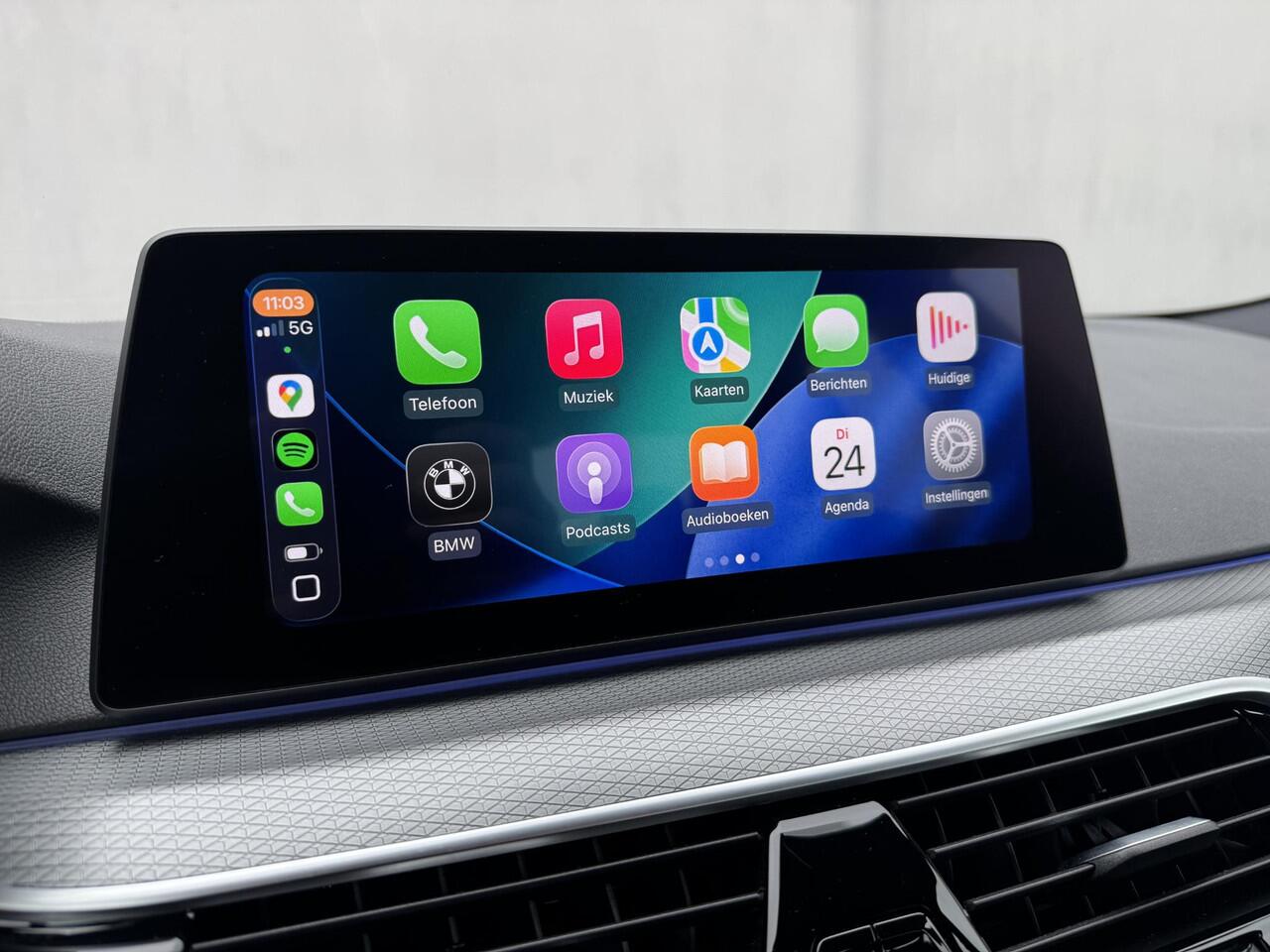 BMW 5-SERIE 520i High Exec M - Sport / Elektrische stoelen met geheugenfunctie / Stoelverwarming / Lederen Bekleding / Apple Carplay & Android Auto / 18" lm. velgen /Camera / Cruise Control / Climate Control /