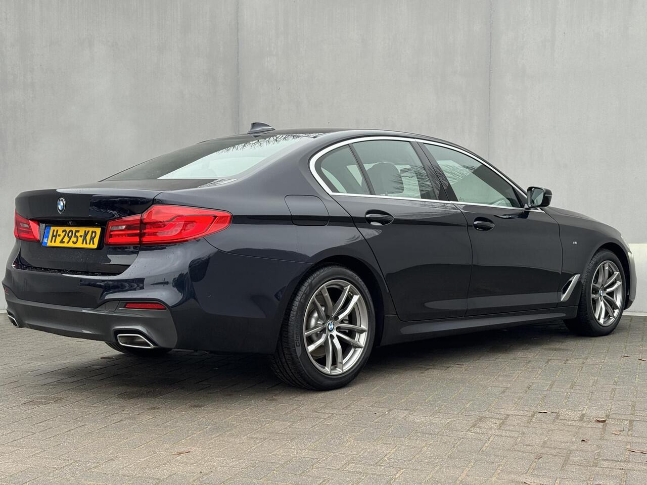BMW 5-SERIE 520i High Exec M - Sport / Elektrische stoelen met geheugenfunctie / Stoelverwarming / Lederen Bekleding / Apple Carplay & Android Auto / 18" lm. velgen /Camera / Cruise Control / Climate Control /