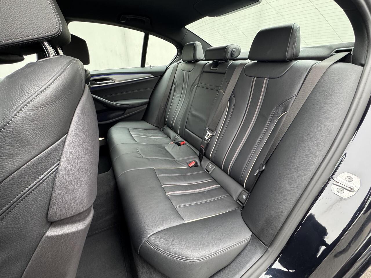 BMW 5-SERIE 520i High Exec M - Sport / Elektrische stoelen met geheugenfunctie / Stoelverwarming / Lederen Bekleding / Apple Carplay & Android Auto / 18" lm. velgen /Camera / Cruise Control / Climate Control /