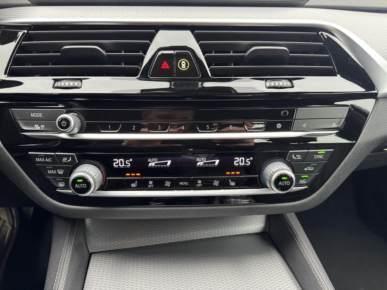 BMW 5-SERIE 520i High Exec M - Sport / Elektrische stoelen met geheugenfunctie / Stoelverwarming / Lederen Bekleding / Apple Carplay & Android Auto / 18" lm. velgen /Camera / Cruise Control / Climate Control /