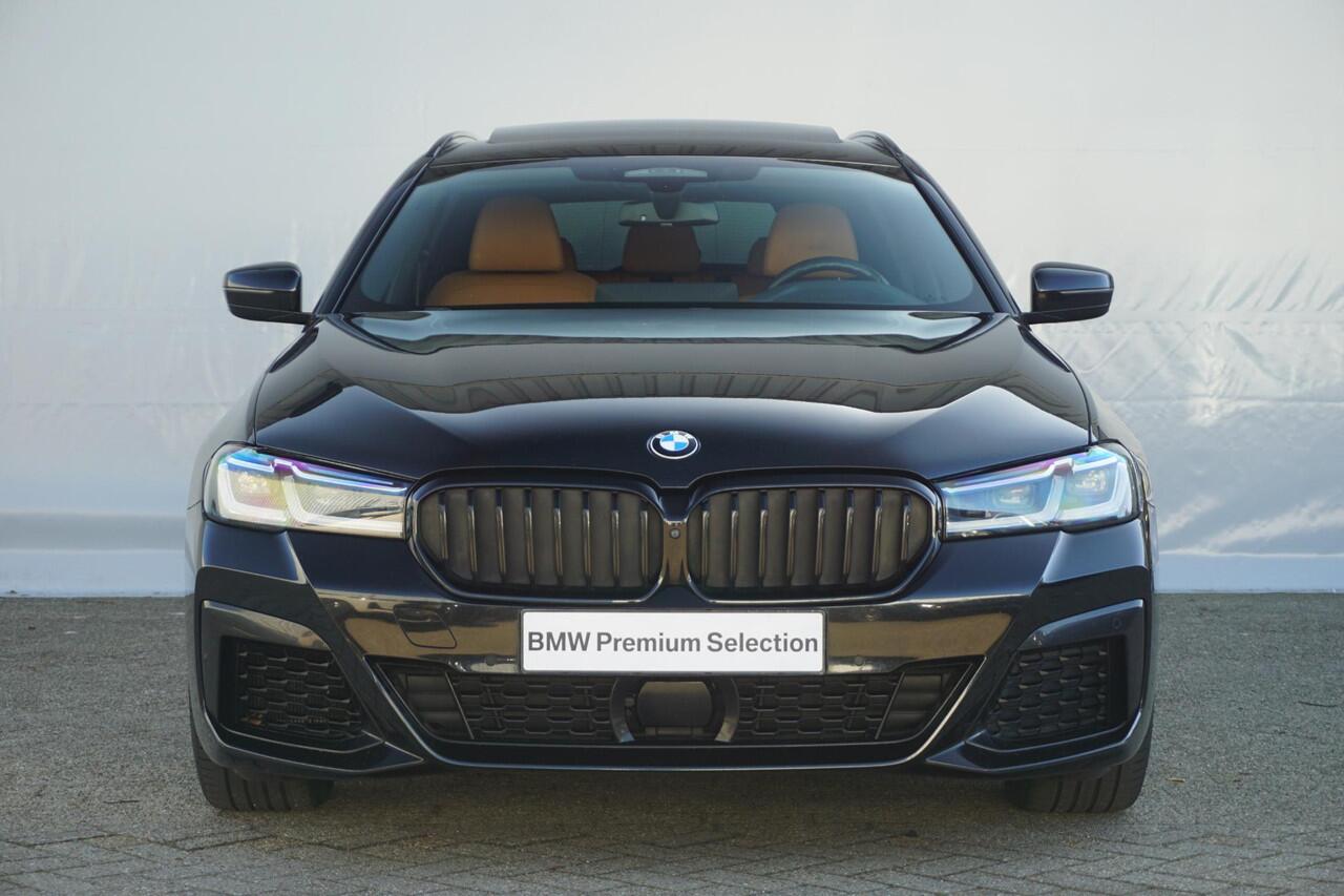 BMW 5-SERIE Touring 540i xDrive M Sportpakket 20'' / Panoramadak / Active Steering / Head-Up Display / Laserlight / Driving Assistant Professional