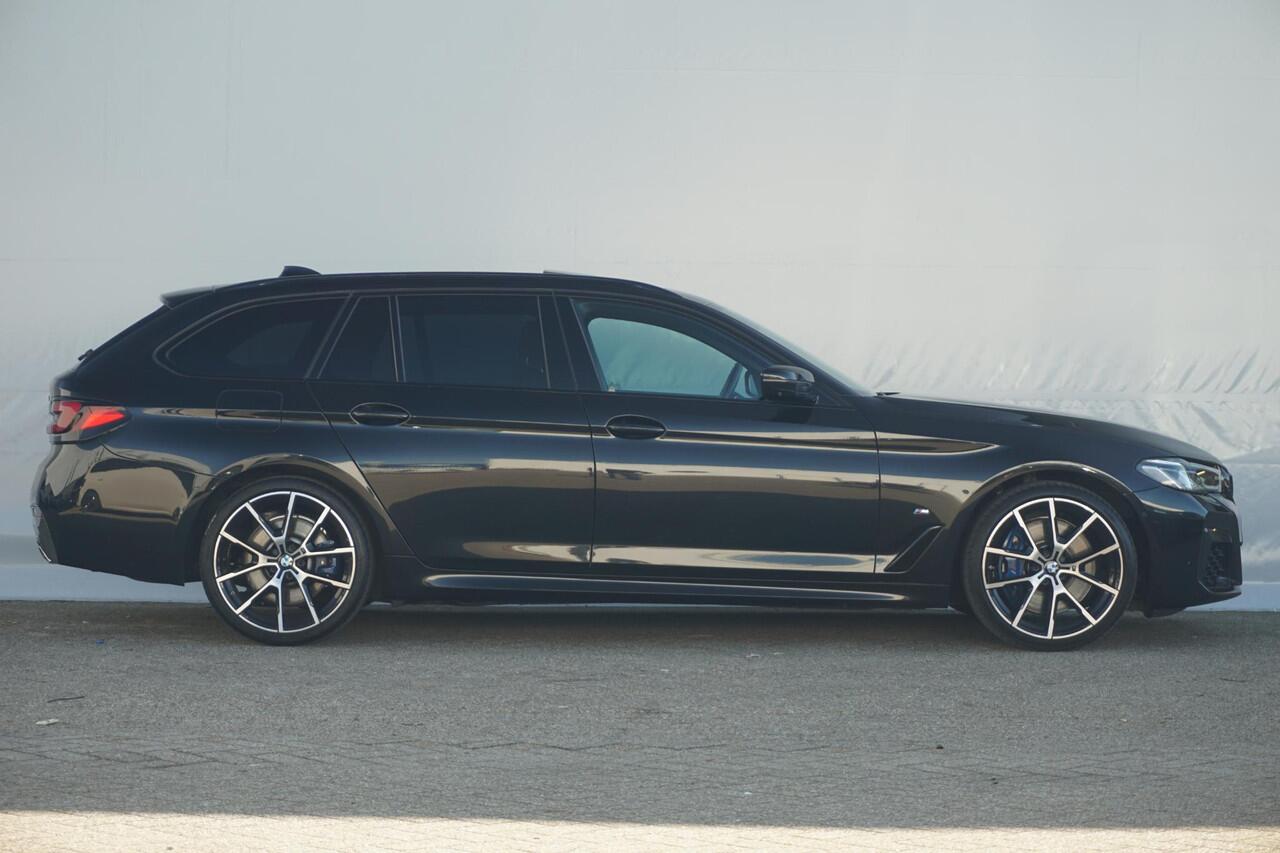 BMW 5-SERIE Touring 540i xDrive M Sportpakket 20'' / Panoramadak / Active Steering / Head-Up Display / Laserlight / Driving Assistant Professional