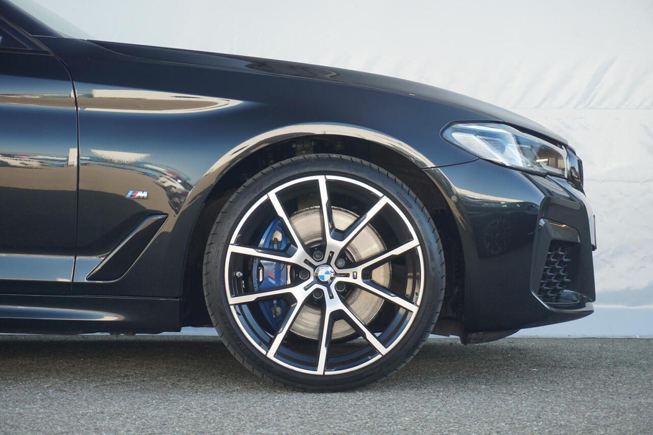 BMW 5-SERIE Touring 540i xDrive M Sportpakket 20'' / Panoramadak / Active Steering / Head-Up Display / Laserlight / Driving Assistant Professional