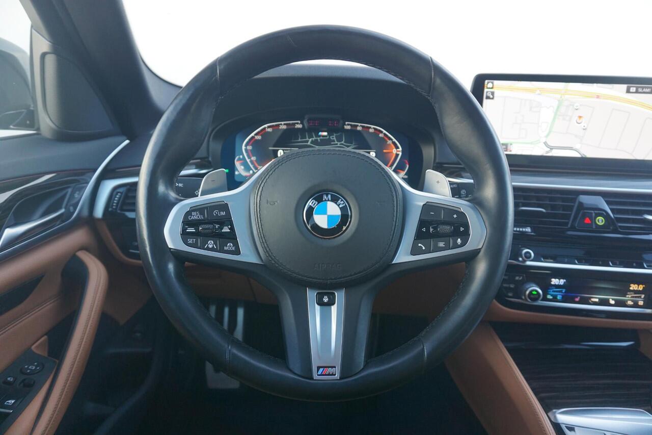 BMW 5-SERIE Touring 540i xDrive M Sportpakket 20'' / Panoramadak / Active Steering / Head-Up Display / Laserlight / Driving Assistant Professional