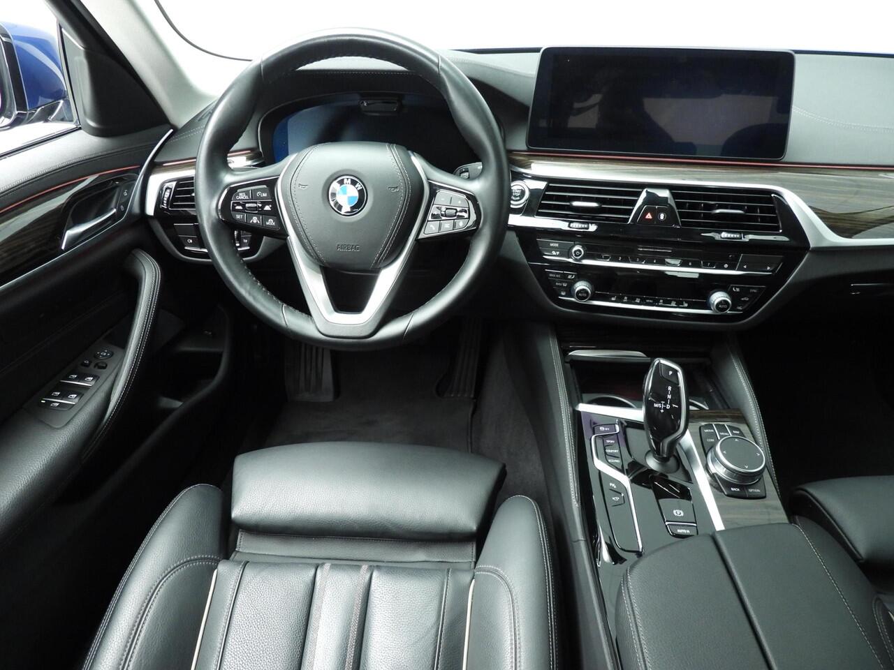 BMW 5-SERIE Sedan 520i | Laserlicht | Leder | Navigatie | Trekhaak | Active cruise | Comfortzetels | Stoelverwarming | DAB | Alu 18 inch