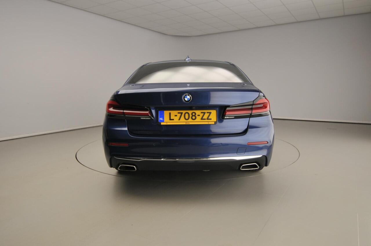 BMW 5-SERIE Sedan 520i | Laserlicht | Leder | Navigatie | Trekhaak | Active cruise | Comfortzetels | Stoelverwarming | DAB | Alu 18 inch