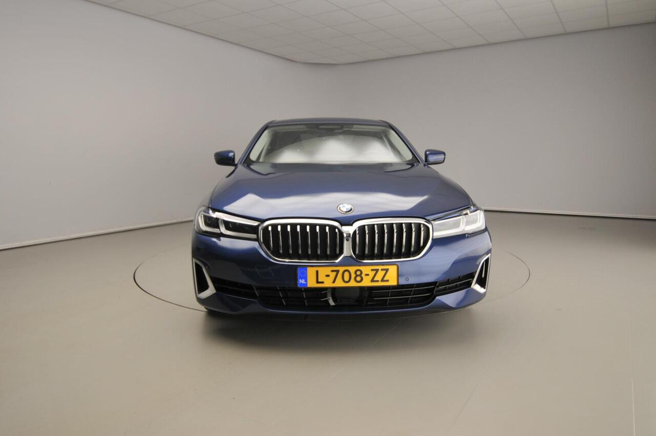 BMW 5-SERIE Sedan 520i | Laserlicht | Leder | Navigatie | Trekhaak | Active cruise | Comfortzetels | Stoelverwarming | DAB | Alu 18 inch