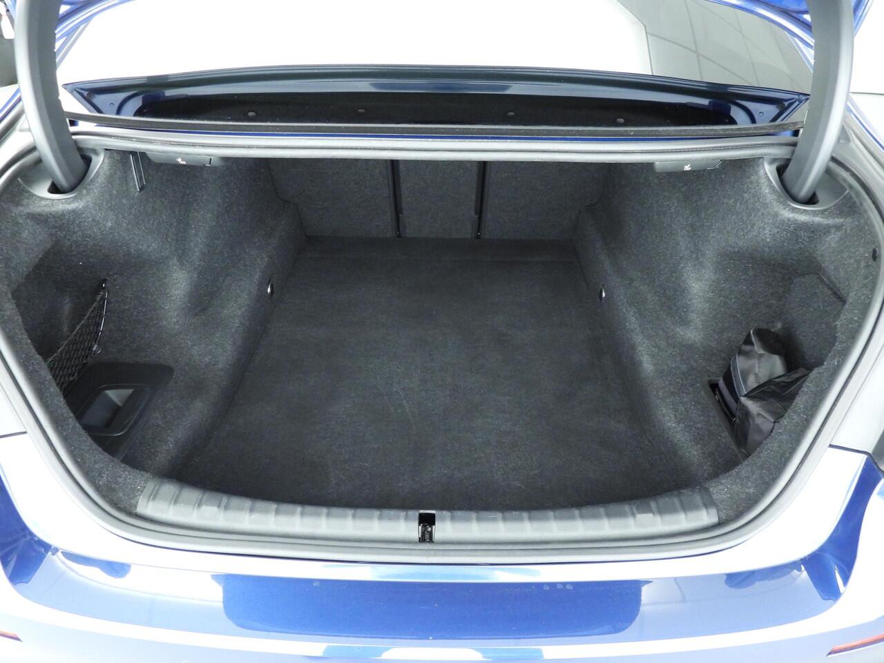 BMW 5-SERIE Sedan 520i | Laserlicht | Leder | Navigatie | Trekhaak | Active cruise | Comfortzetels | Stoelverwarming | DAB | Alu 18 inch