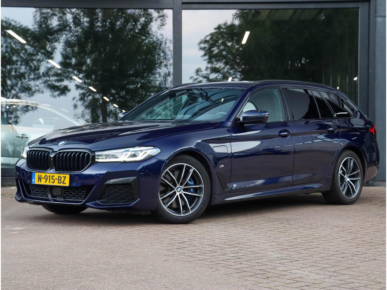 BMW 5-SERIE Touring 530e High Executive M Sport Individual Panodak Harman Kardon ACC Trekhaak