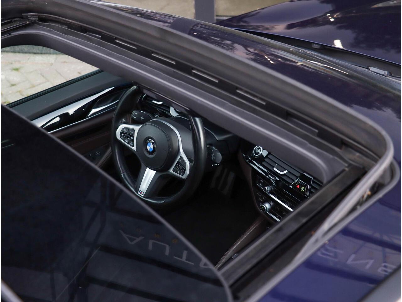 BMW 5-SERIE Touring 530e High Executive M Sport Individual Panodak Harman Kardon ACC Trekhaak