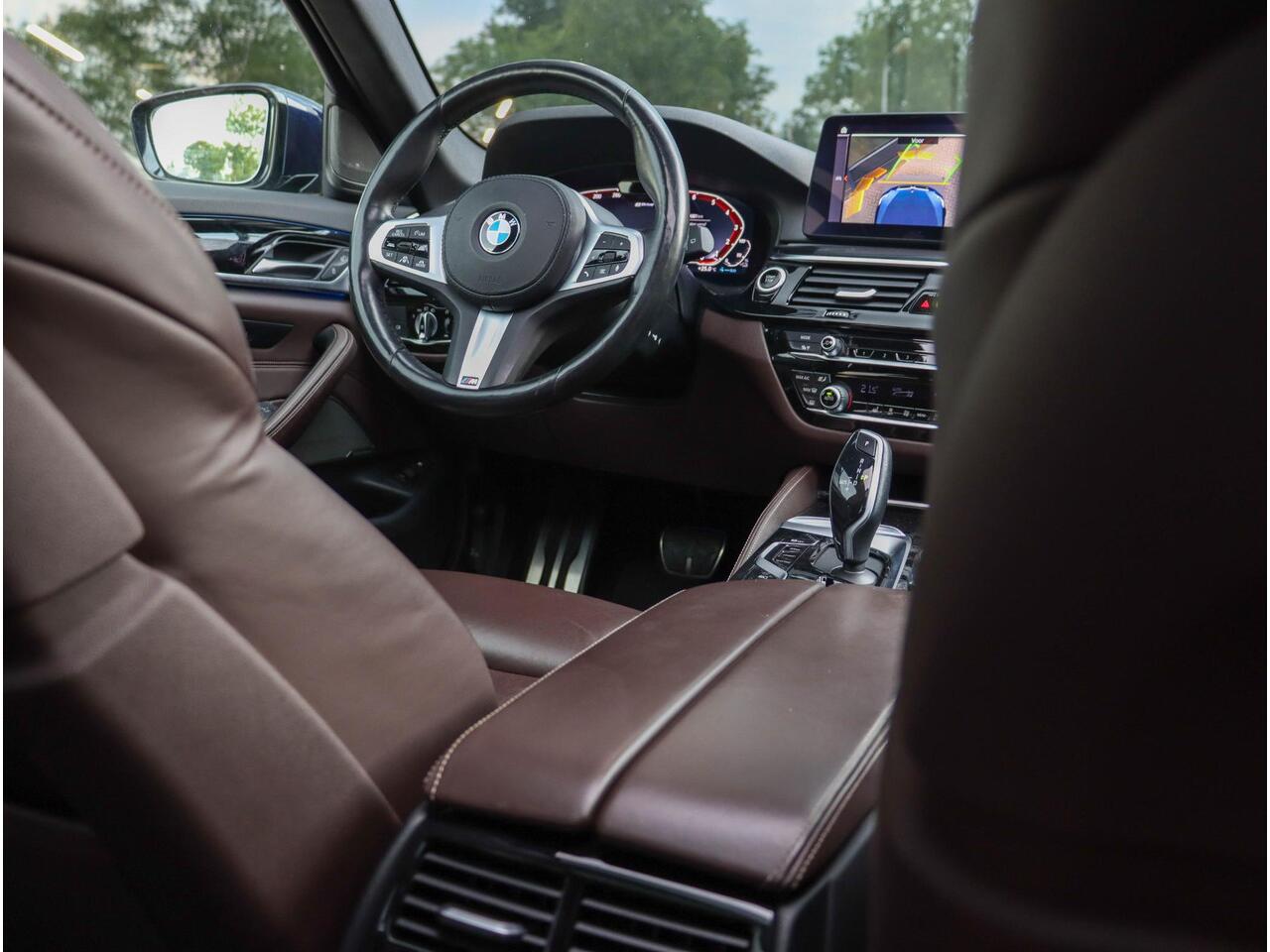 BMW 5-SERIE Touring 530e High Executive M Sport Individual Panodak Harman Kardon ACC Trekhaak