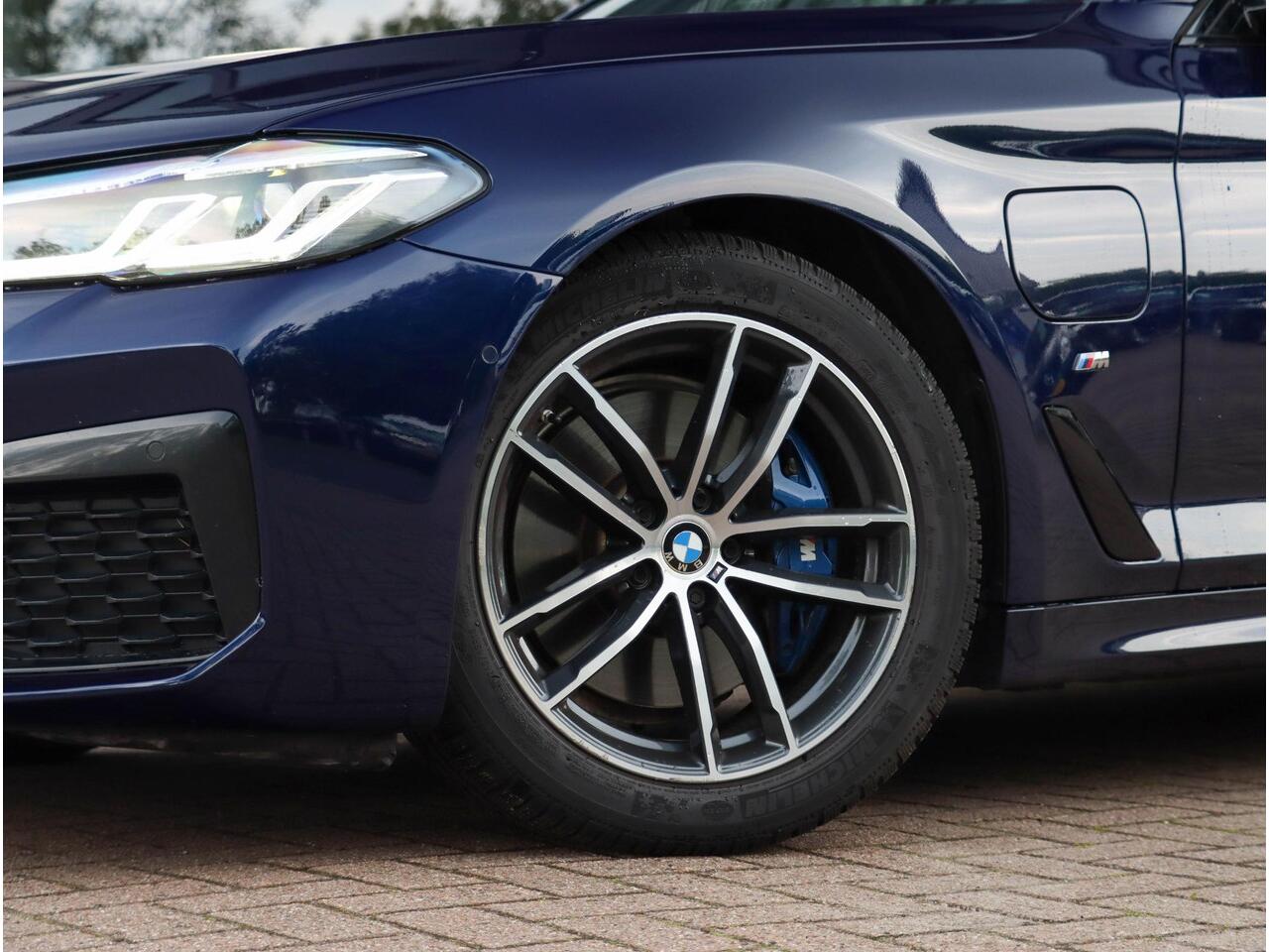 BMW 5-SERIE Touring 530e High Executive M Sport Individual Panodak Harman Kardon ACC Trekhaak