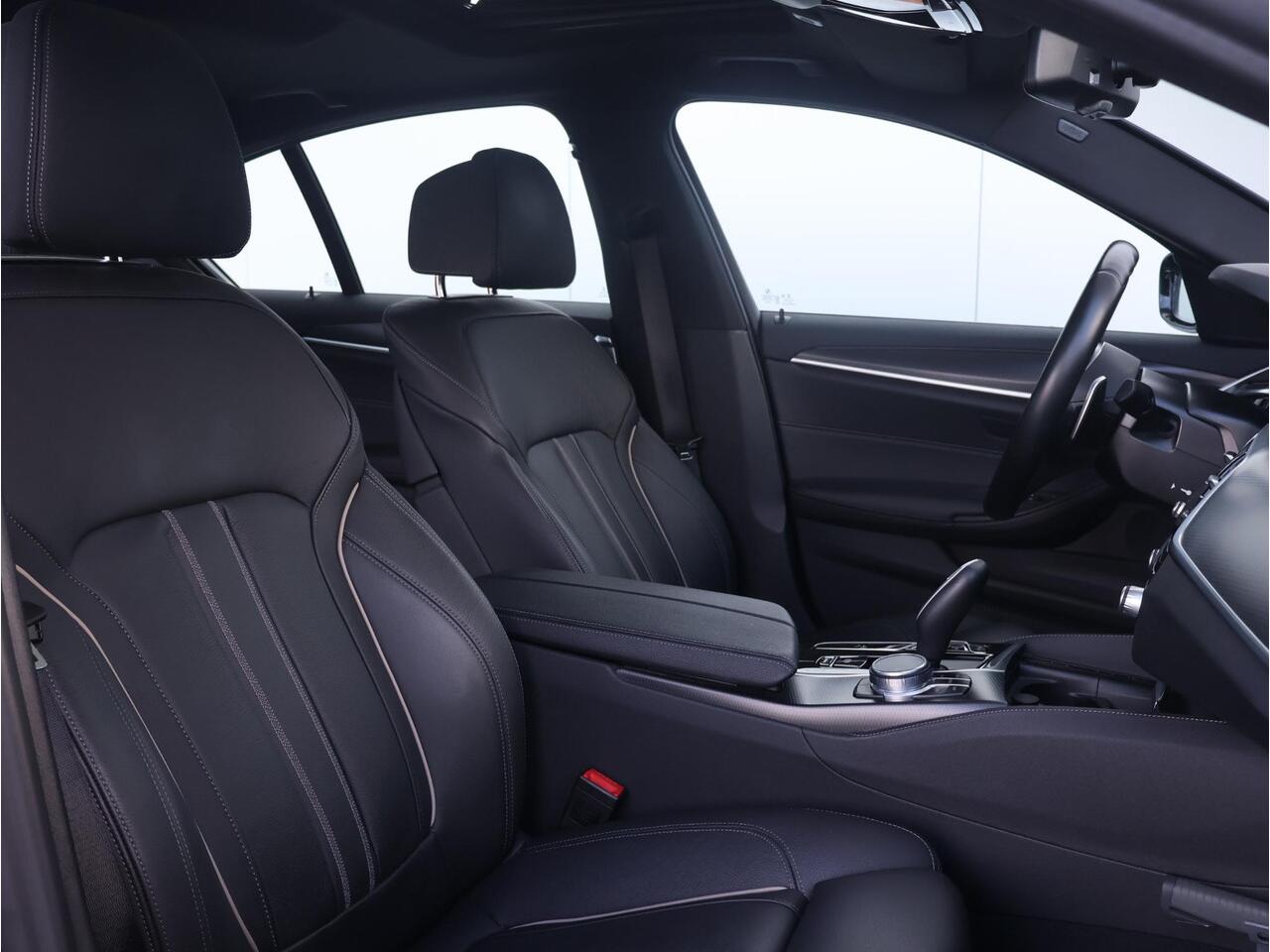 BMW 5-SERIE 530i High Executive Edition M Sportpakket/ Achteruitrijcamera/ Comfortstoelen/ schuif-/kanteldak/ Stoelverwarming/ Laserlight/ HiFi/ Head-Up/ 19 inch LM