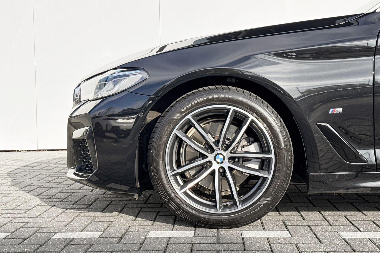 BMW 5-SERIE Sedan 520i M Sport | Trekhaak | Panoramadak