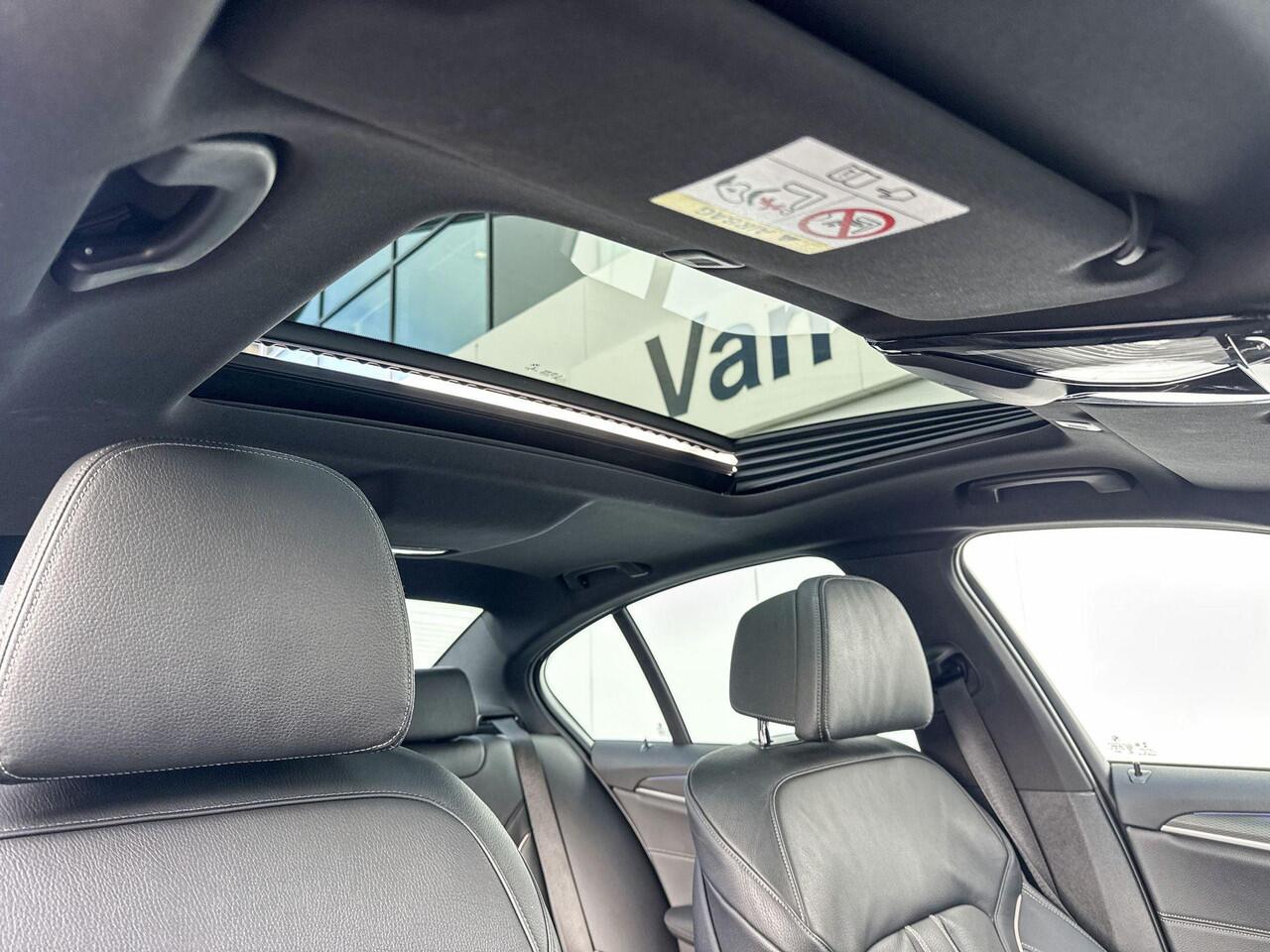 BMW 5-SERIE Sedan 520i M Sport | Trekhaak | Panoramadak