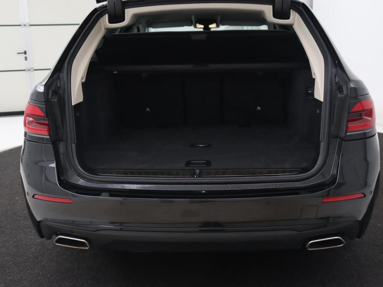 BMW 5-SERIE 520i Business Edition Plus | Nappaleder | Stoelverwarming | Carplay | Laserlicht | Navigatie | Live Cockpit | Parkeerhulp | Climate control | Comfortstoelen | Cruise control | Bluetooth