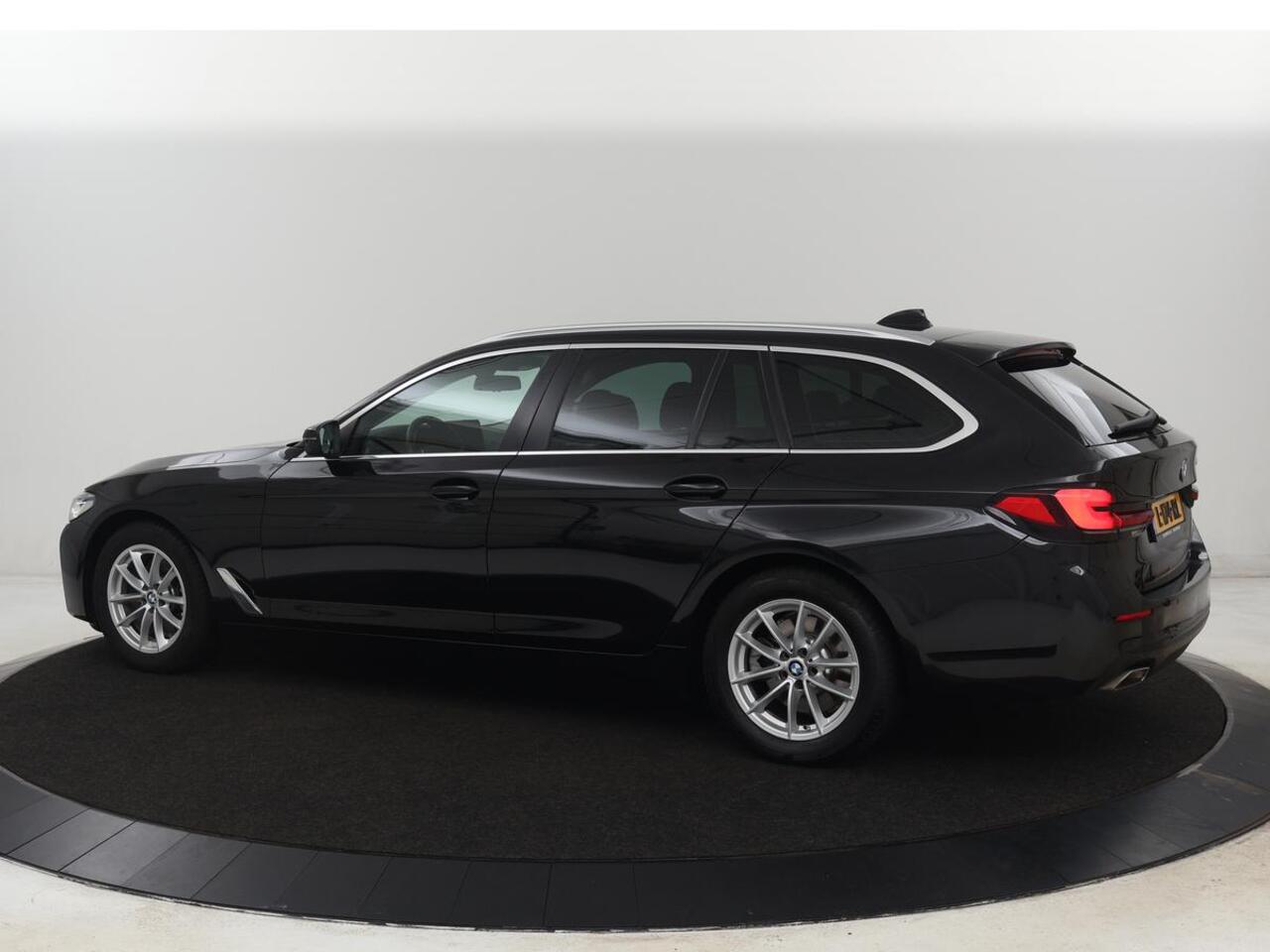 BMW 5-SERIE 520i Business Edition Plus | Nappaleder | Stoelverwarming | Carplay | Laserlicht | Navigatie | Live Cockpit | Parkeerhulp | Climate control | Comfortstoelen | Cruise control | Bluetooth