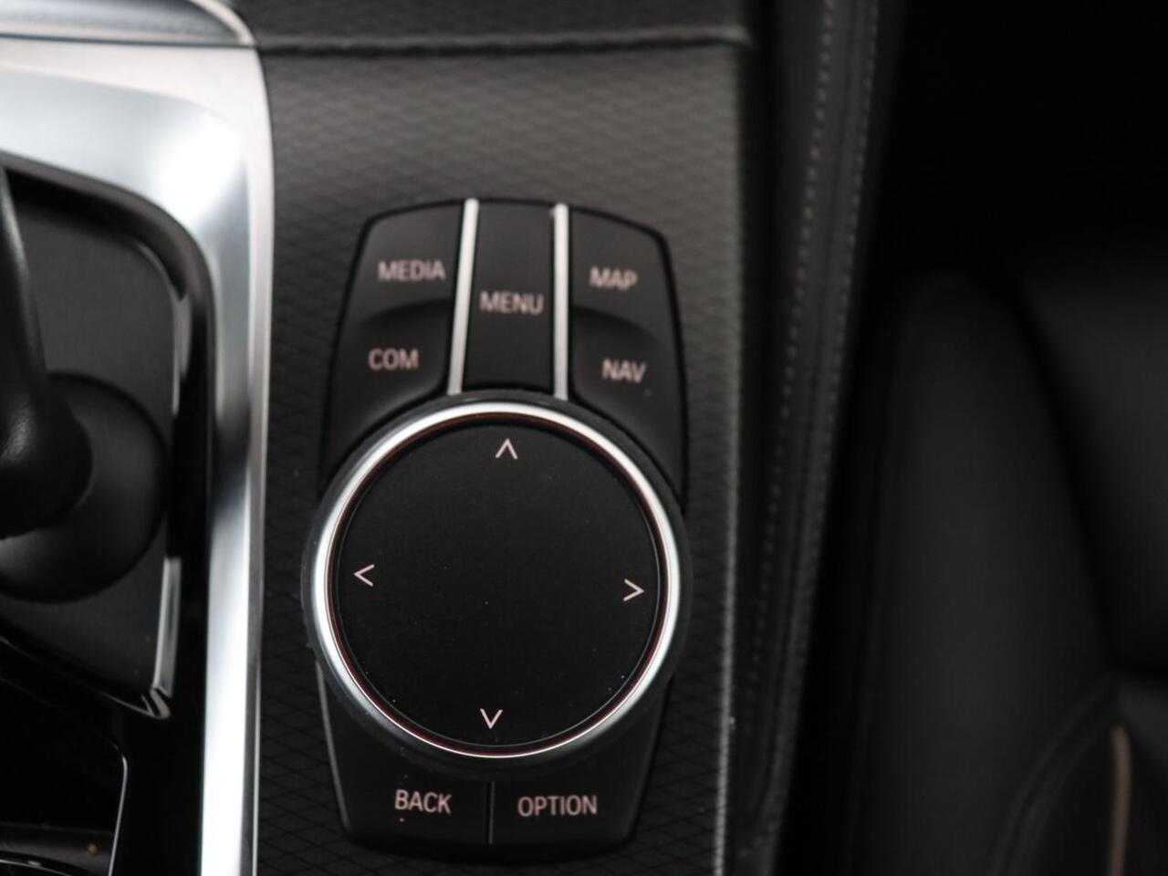 BMW 5-SERIE 520i M Sport | Leder | Stoelverwarming | Carplay | 19'' | Sportstoelen | Live Cockpit | Navigatie | Parkeerhulp | Adaptief LED | Memory | Keyless start