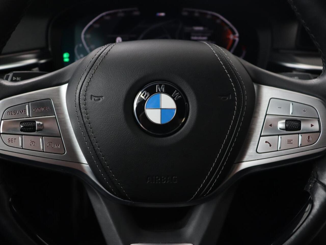 BMW 5-SERIE 520i M Sport | Leder | Stoelverwarming | Carplay | 19'' | Sportstoelen | Live Cockpit | Navigatie | Parkeerhulp | Adaptief LED | Memory | Keyless start